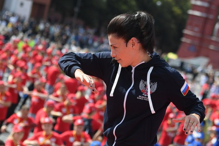 İkiqat dünya çempionu qonşusu tərəfindən döyüldü