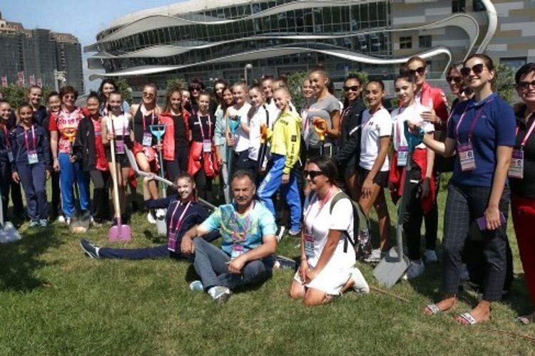 Bakıya gələn gimnastlar ağacəkmə mərasiminə qatıldı