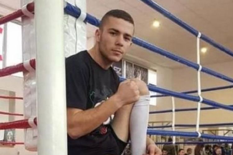 Saxta sənədlə döyüşə çıxan boksçu dünyasını dəyişdi