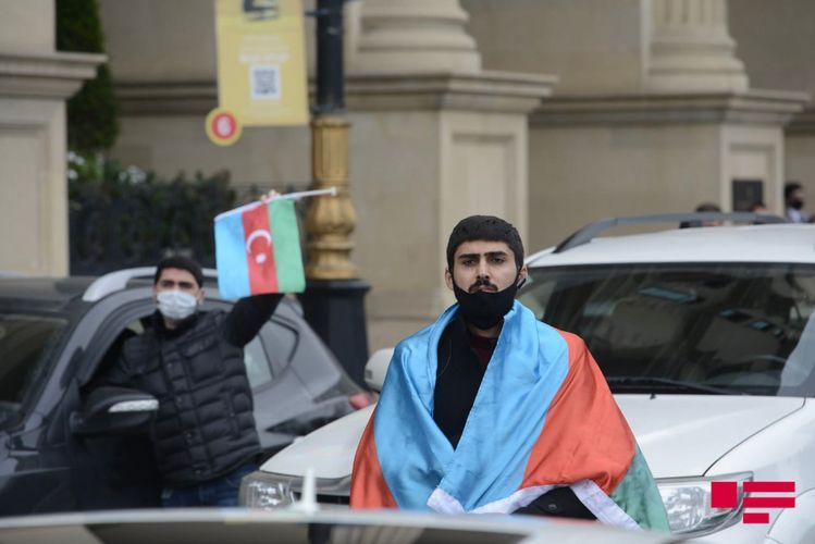 Azərbaycanda Vətən müharibəsi şəhidlərinin xatirəsi bir dəqiqəlik sükutla yad edildi - FOTOSESSİYA