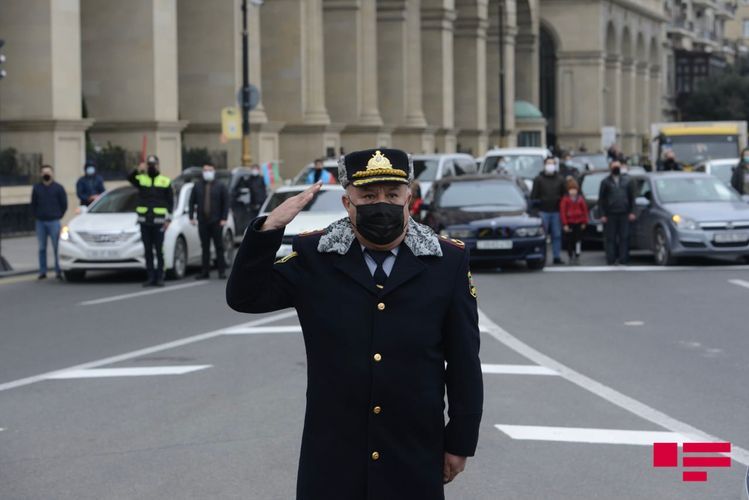 Azərbaycanda Vətən müharibəsi şəhidlərinin xatirəsi bir dəqiqəlik sükutla yad edildi - FOTOSESSİYA