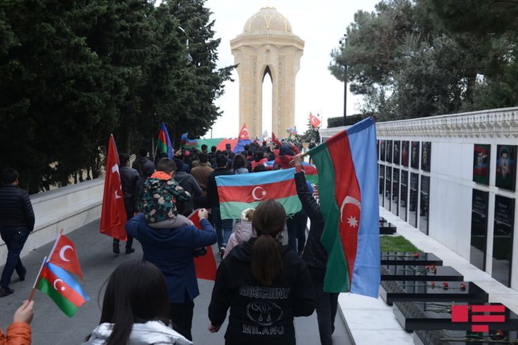 Vətəndaşlar Şuşanın azad edilməsi xəbərini alan kimi Şəhidlər xiyabanına axın edib - FOTOSESSİYA