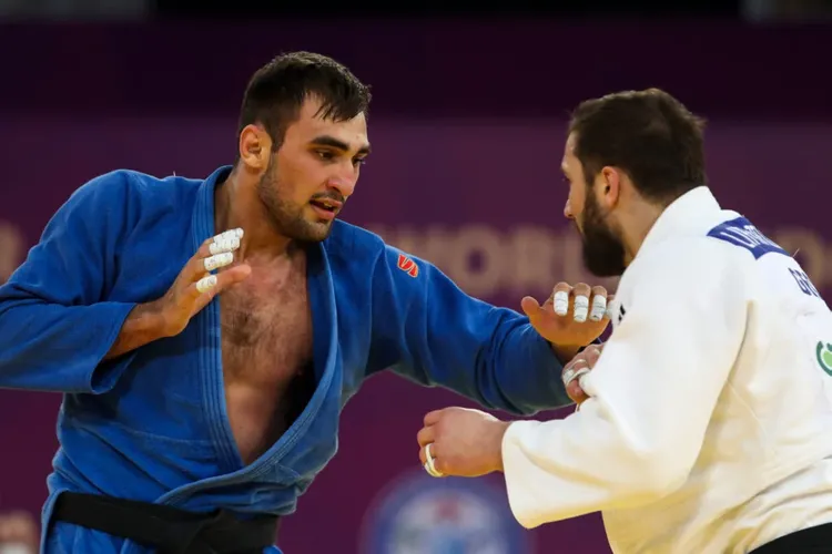 Zelim Kotsoyev çempion oldu - Uşanqi Kokauri uduzdu