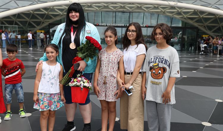 Olimpiadada bürünc medal qazanan cüdoçumuz Bakıya qayıtdı - FOTOSESSİYA