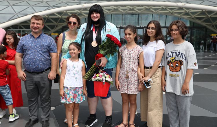 Olimpiadada bürünc medal qazanan cüdoçumuz Bakıya qayıtdı - FOTOSESSİYA