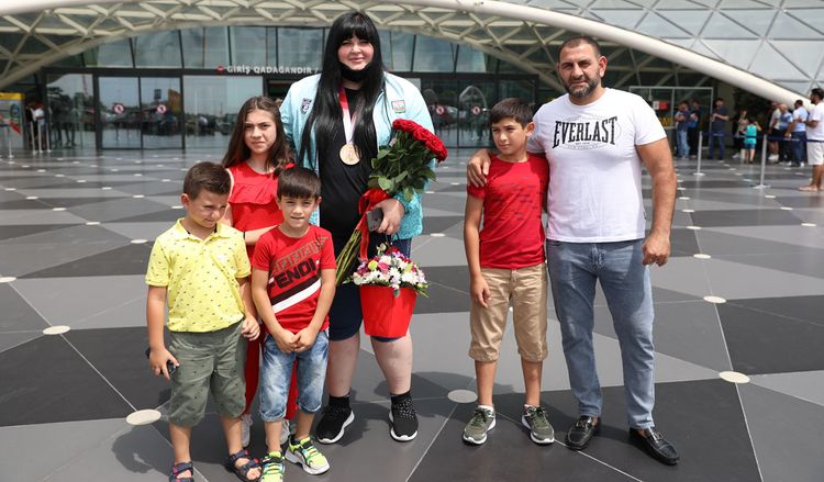 Olimpiadada bürünc medal qazanan cüdoçumuz Bakıya qayıtdı - FOTOSESSİYA