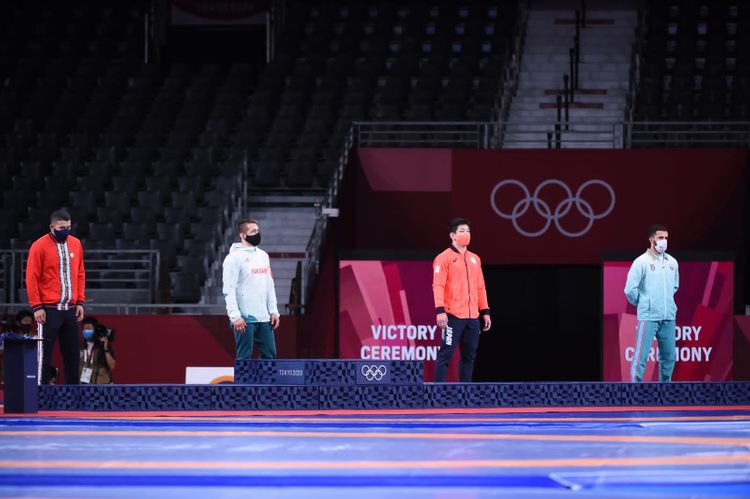 Rafiq Hüseynov fəxri kürsüdə - FOTOSESSİYA