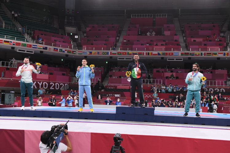 Rafael Ağayev fəxri kürsüdə - FOTOSESSİYA