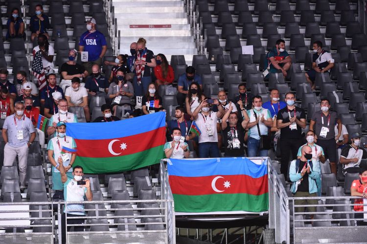 Hacı Əliyev fəxri kürsüdə - FOTOSESSİYA