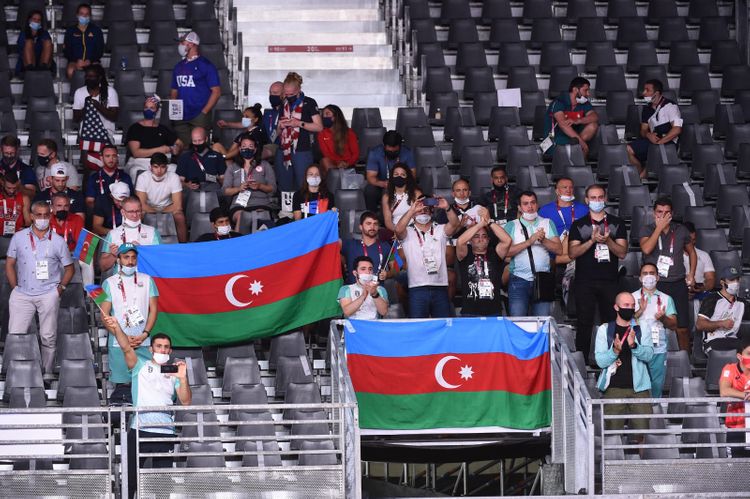 Hacı Əliyev fəxri kürsüdə - FOTOSESSİYA