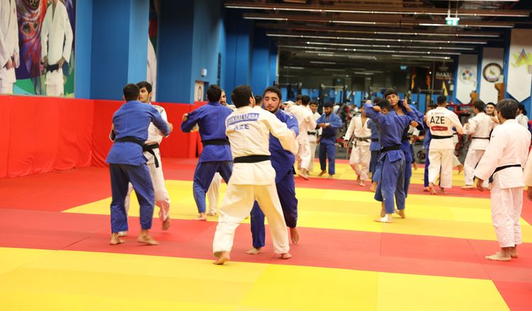 Ruslan Maşurenko vidalaşdı, yeni məşqçilər heyəti komandaya təqdim olundu - FOTOSESSİYA