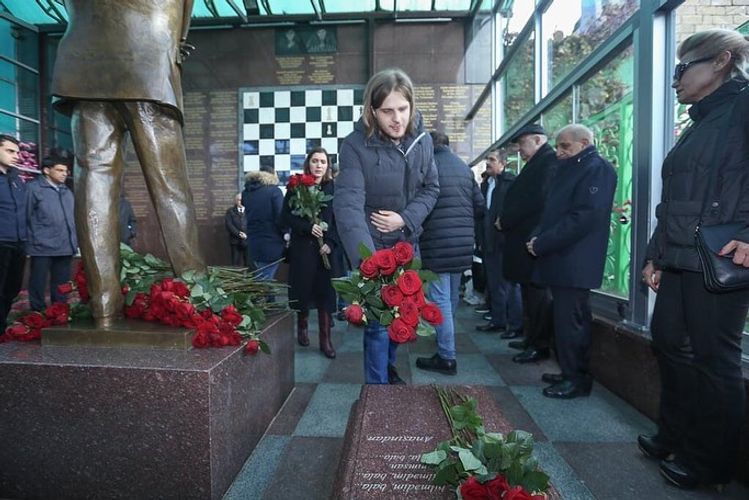 Memorialının iştirakçıları Vüqar Həşimovun məzarını ziyarət etdilər - FOTOSESSİYA