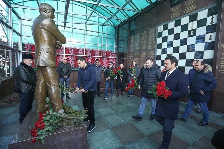 Memorialının iştirakçıları Vüqar Həşimovun məzarını ziyarət etdilər - FOTOSESSİYA