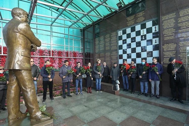 Memorialının iştirakçıları Vüqar Həşimovun məzarını ziyarət etdilər - FOTOSESSİYA