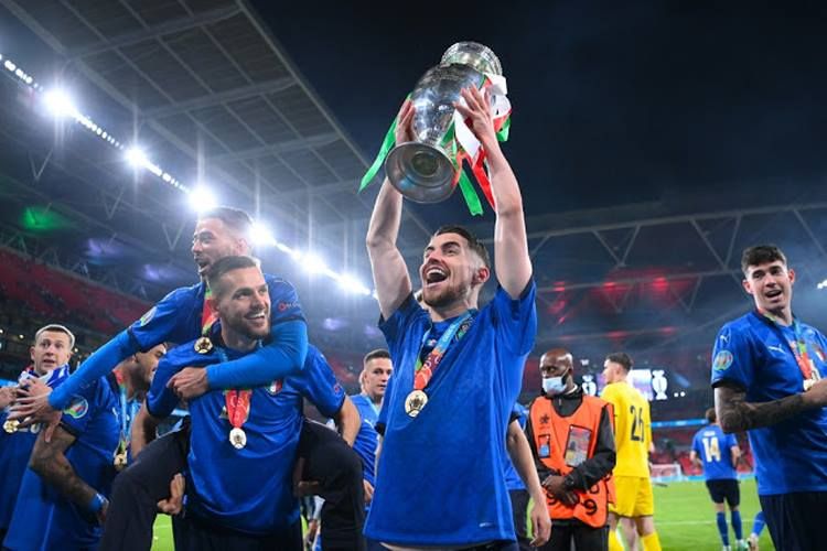 Eyni ildə həm ÇL, həm də AÇ-ni qazanan futbolçular - SİYAHI