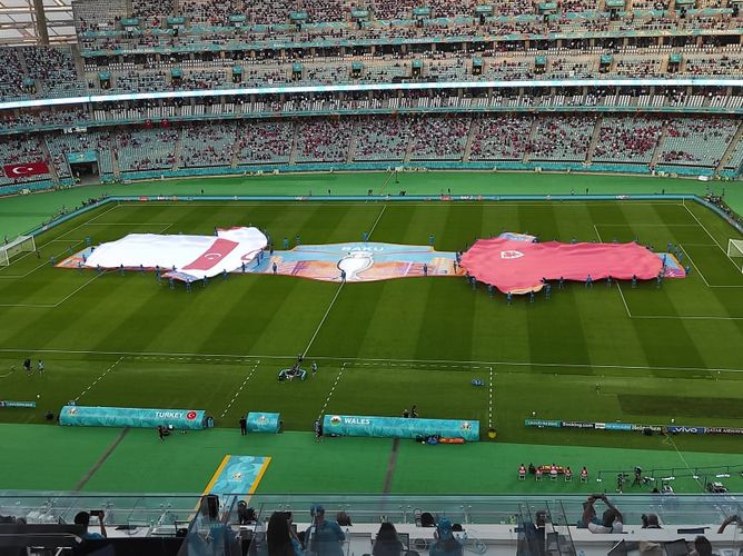 Meydanın mərkəzində Bakını əks etdirən plakat açıldı - Türkiyə - Uels oyunu öncəsi 