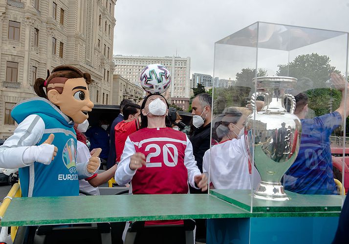 AVRO-2020-nin kubokunun Bakı gəzintisi davam edir - FOTOSESSİYA