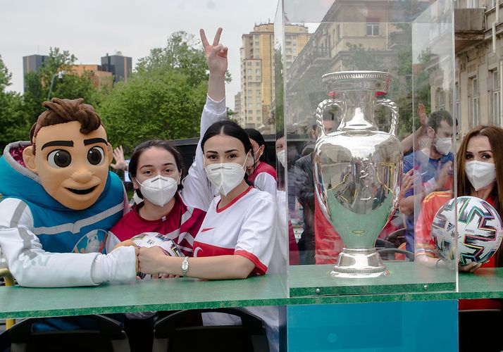 AVRO-2020-nin kubokunun Bakı gəzintisi davam edir - FOTOSESSİYA