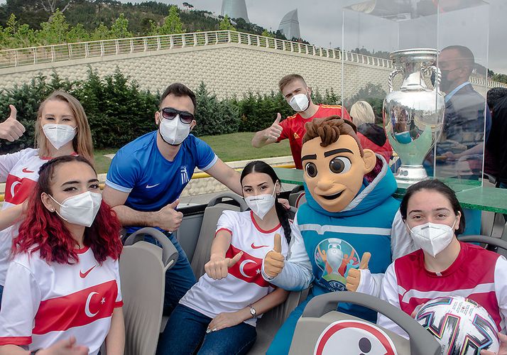 AVRO-2020-nin kubokunun Bakı gəzintisi davam edir - FOTOSESSİYA