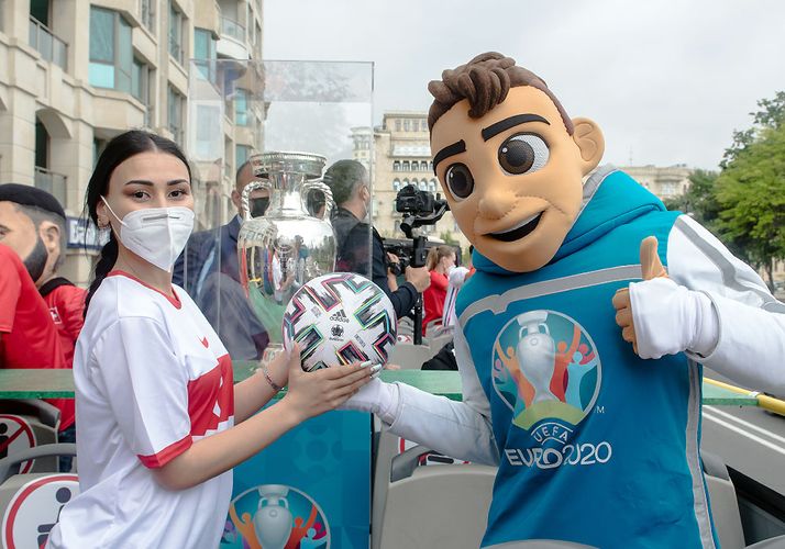 AVRO-2020-nin kubokunun Bakı gəzintisi davam edir - FOTOSESSİYA