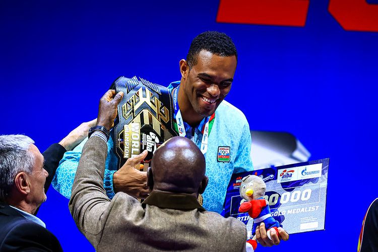 Alfonso Dominqes fəxri kürsünün ən yüksək pilləsində - FOTOSESSİYA