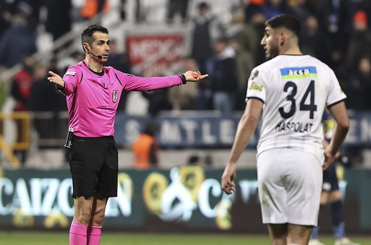 Türkiyəli FIFA referisi karyerasını bitirdi