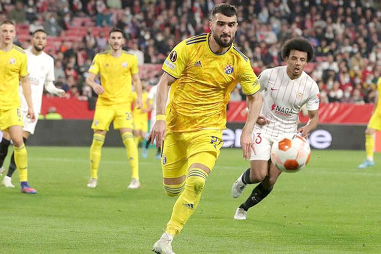 “Dinamo” hücumçu axtarır: Mahir Emrelidən razı deyillər