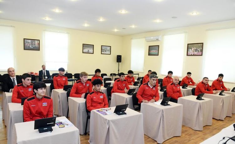 Fərid Qayıbov boksçularla görüşdü