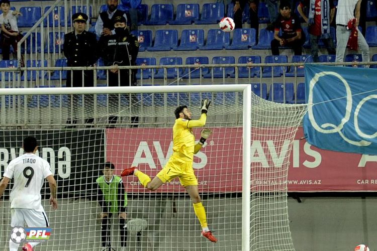 Azərbaycan millisinin daha bir futbolçusu zədələndi