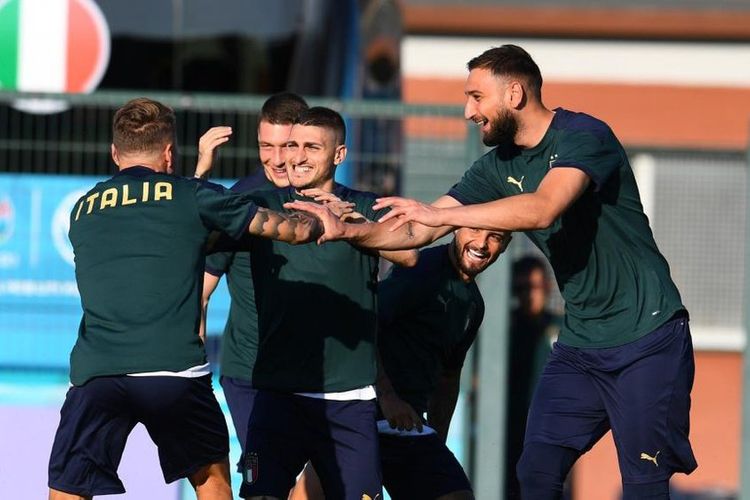 Mino Rayolanın futbolçularından ibarət rəmzi “11-lik”