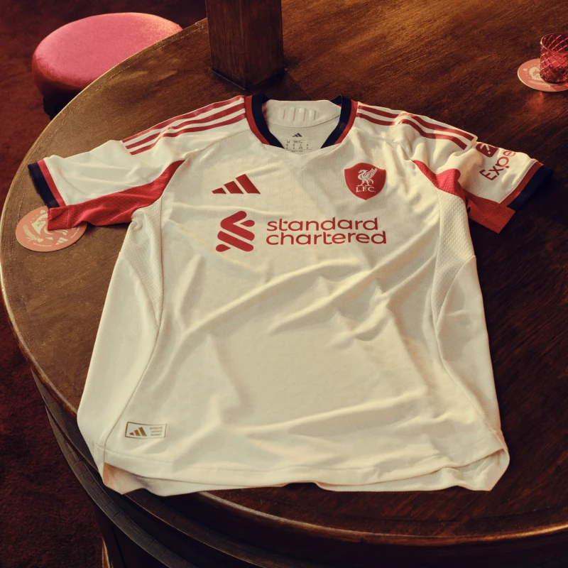 “Liverpul” yeni mövsüm üçün formalarını təqdim edib