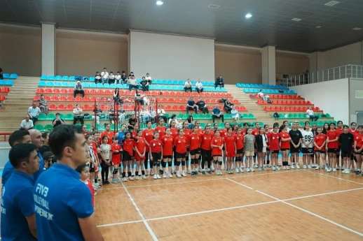 Şahin Bağırov Naxçıvanda yeniyetmə qız voleybolçular və məşqçilərlə görüşüb