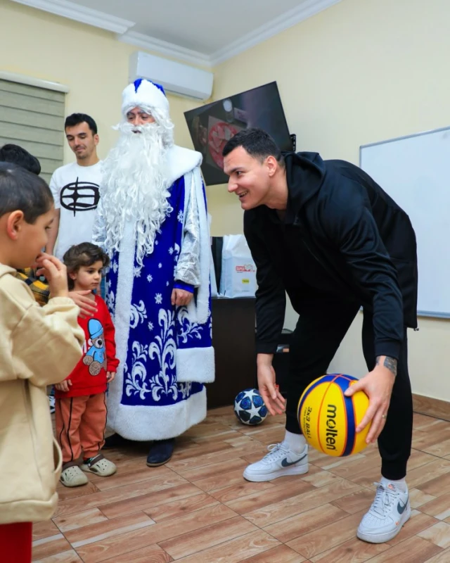 “Sabah” kollektivi uşaq sığınacağında - FOTO 