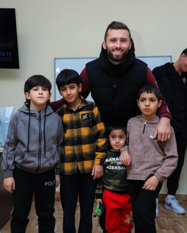 “Sabah” kollektivi uşaq sığınacağında - FOTO 