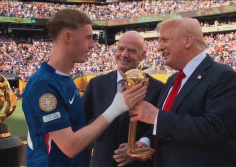Kuboku "Çelsi"yə Donald Tramp təqdim etdi - FOTO 