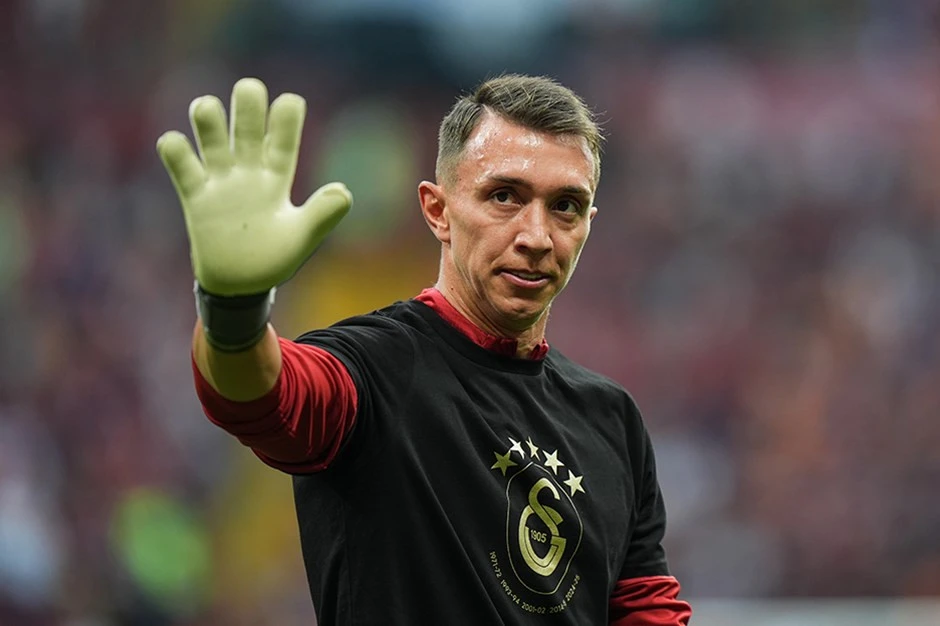 Muslera Türkiyədən göz yaşları içində ayrıldı - VİDEO