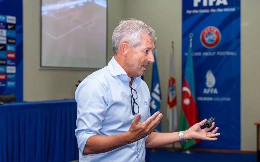 De Blekere mübahisəli epizodları şərh edib