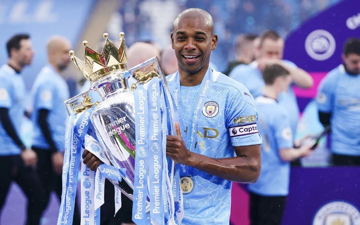 Braziliya millisinin üzvü butslarını mismardan asdı 