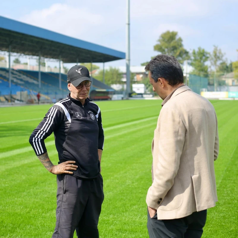 Ehtiram Quliyev Tovuz şəhər stadionunda ot örtüyünün dəyişdirilməsi prosesi ilə tanış olub - FOTO