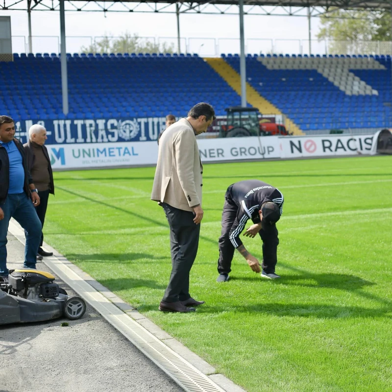 Ehtiram Quliyev Tovuz şəhər stadionunda ot örtüyünün dəyişdirilməsi prosesi ilə tanış olub - FOTO