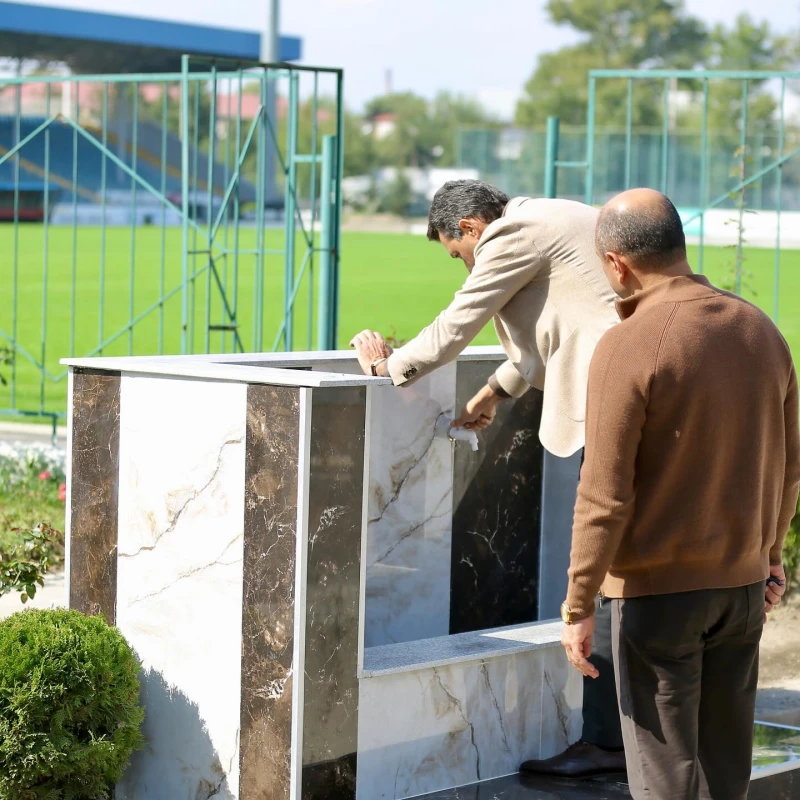 Ehtiram Quliyev Tovuz şəhər stadionunda ot örtüyünün dəyişdirilməsi prosesi ilə tanış olub - FOTO