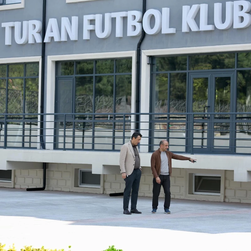 Ehtiram Quliyev Tovuz şəhər stadionunda ot örtüyünün dəyişdirilməsi prosesi ilə tanış olub - FOTO