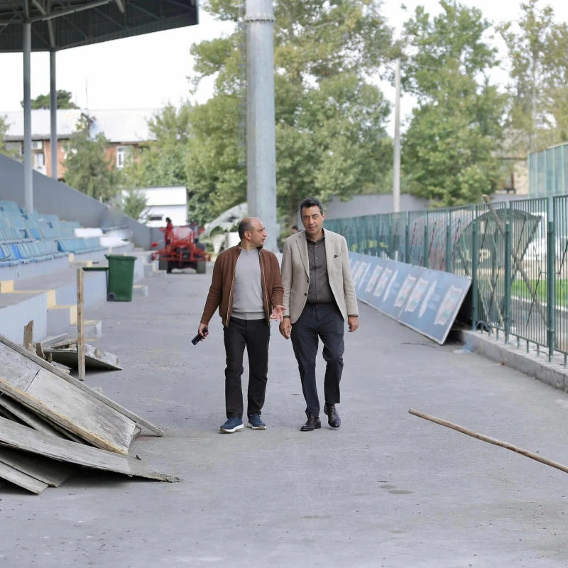 Ehtiram Quliyev Tovuz şəhər stadionunda ot örtüyünün dəyişdirilməsi prosesi ilə tanış olub - FOTO