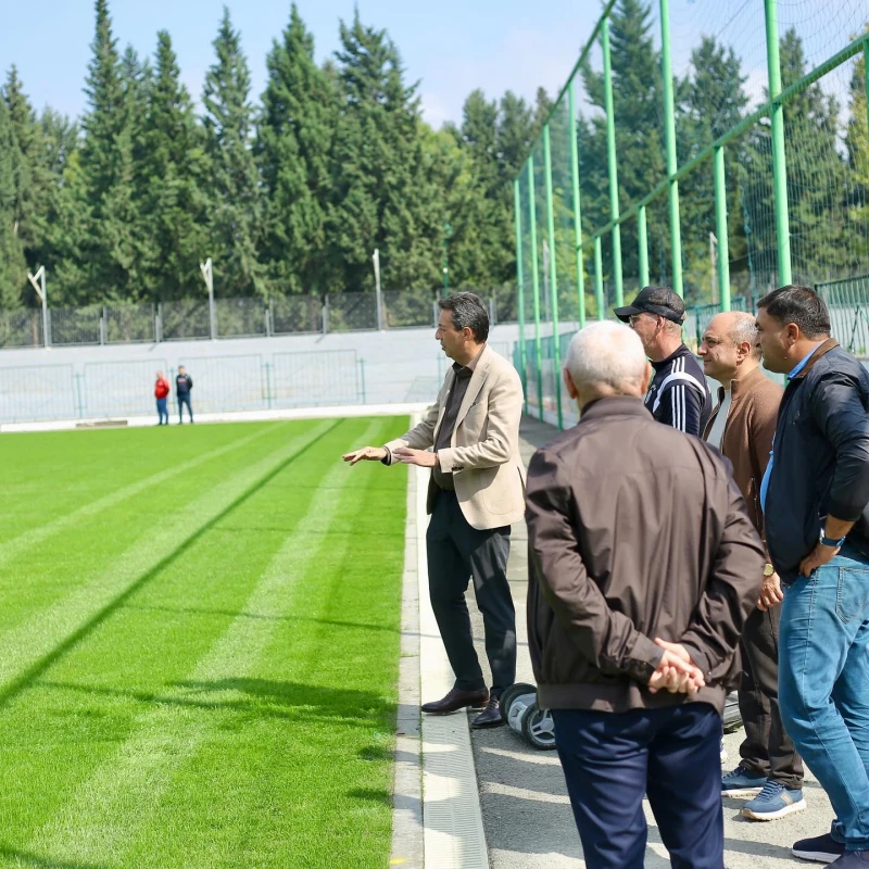 Ehtiram Quliyev Tovuz şəhər stadionunda ot örtüyünün dəyişdirilməsi prosesi ilə tanış olub - FOTO