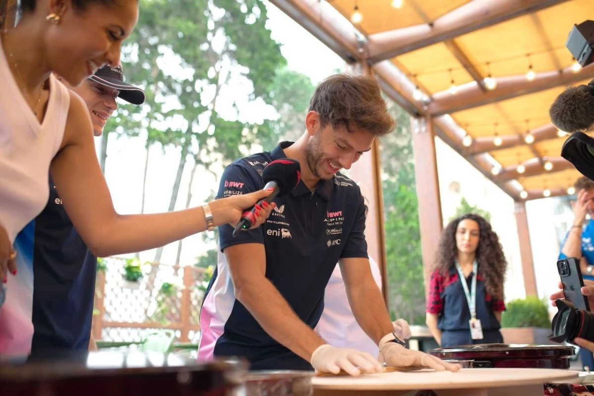 “Formula 1” pilotları Bakıda qutab bişirdilər