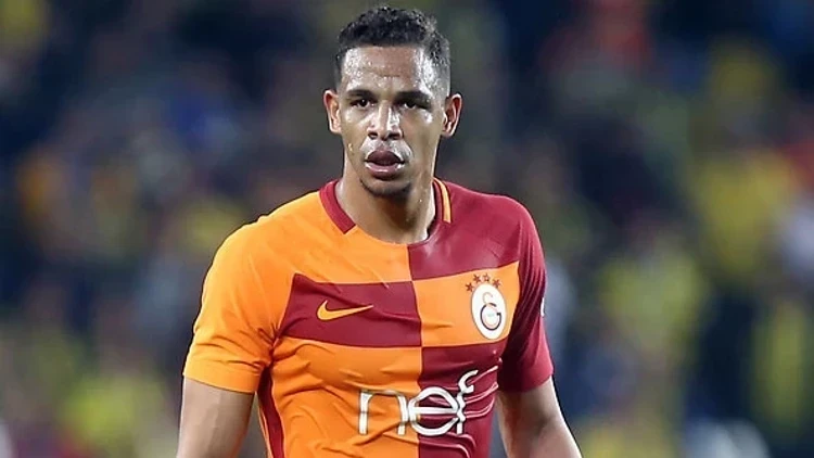 Sabiq “Qalatasaray”lı butslarını mismardan asdı