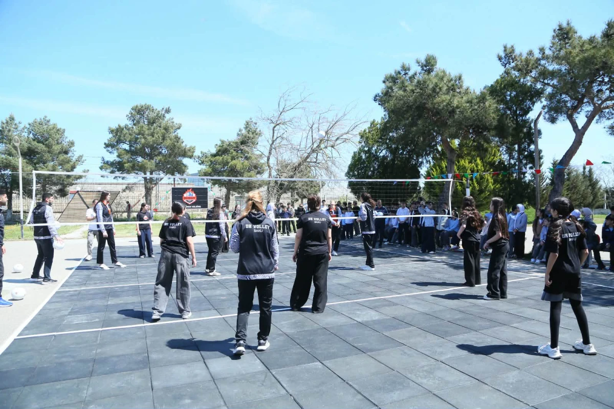 “DH Volley” komandası voleybol meydançası inşa edib