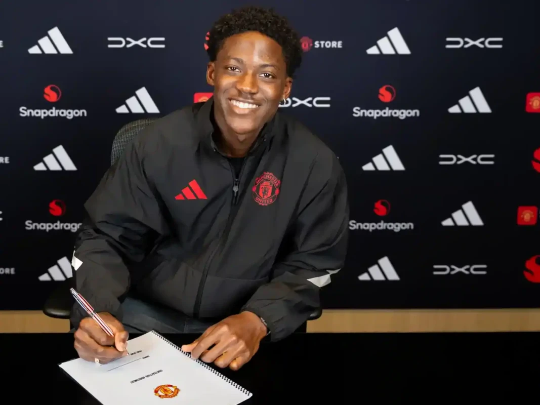 İngiltərə millisinin üzvü daha 5 il "Yunayted"də - RƏSMİ 