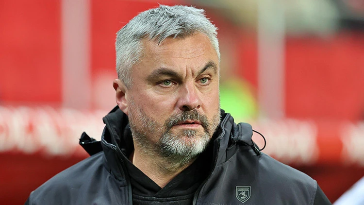 Komandanı avrokuboklara apardı, qarşılığında qovuldu 