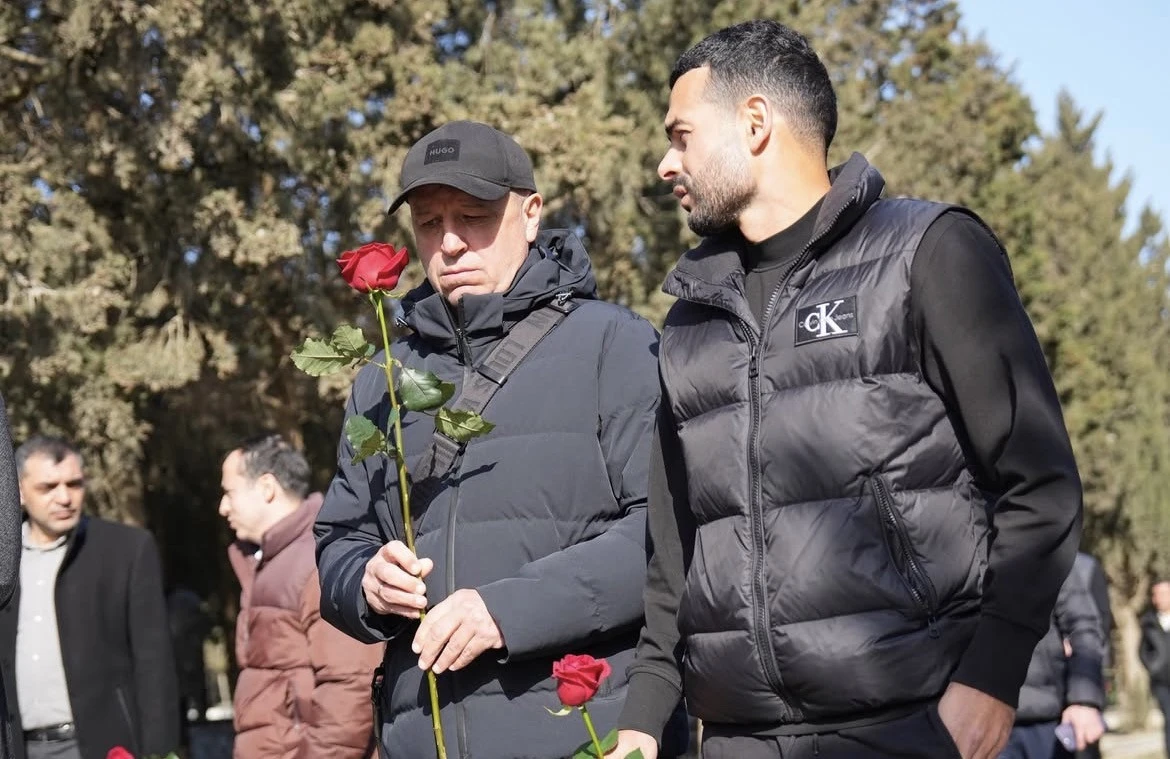 “Neftçi” rəhbərliyi Banişevskinin məzarını ziyarət edib - FOTO 